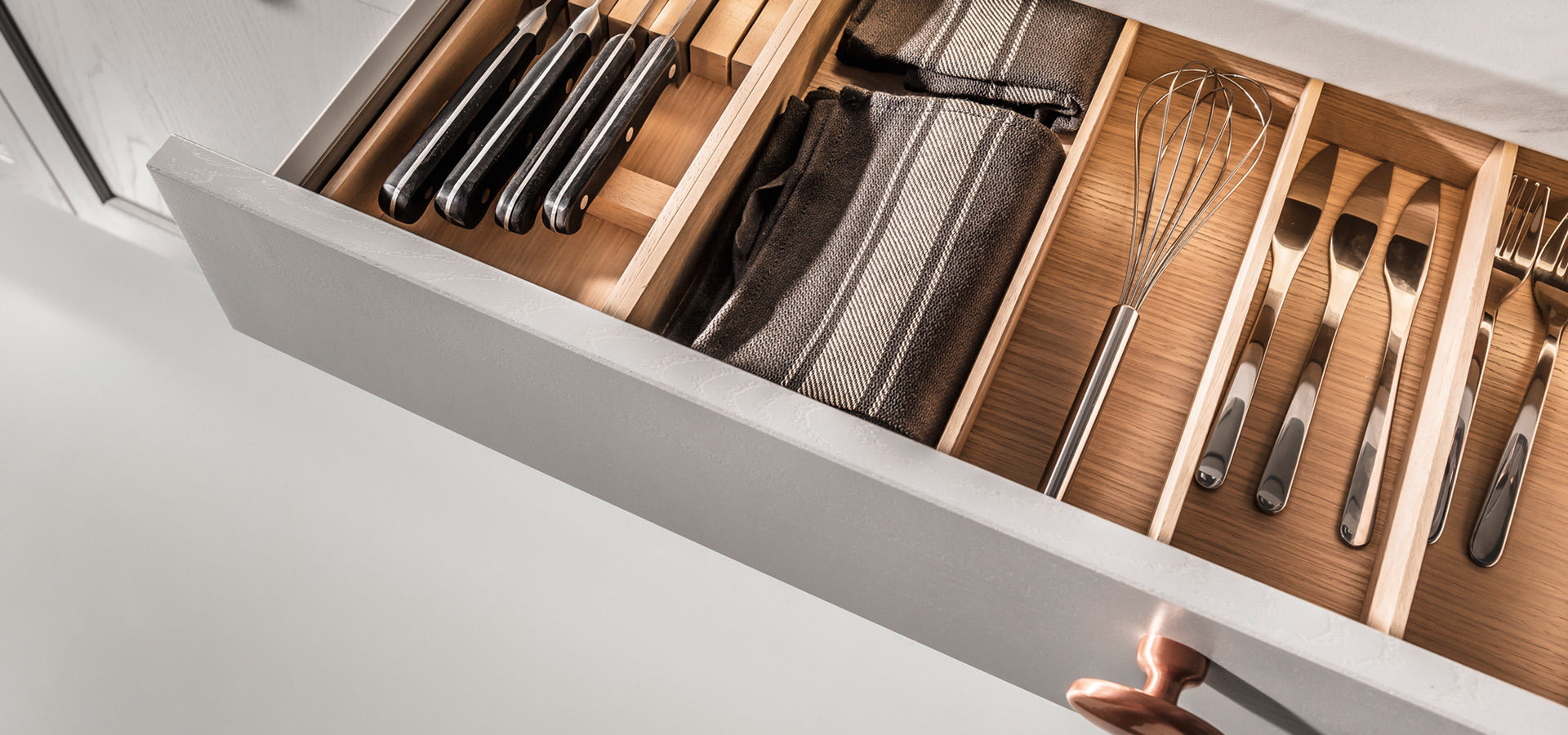 Meble kuchenne - drewniana szuflada na sztućce - SAS Wnętrza i Kuchnie